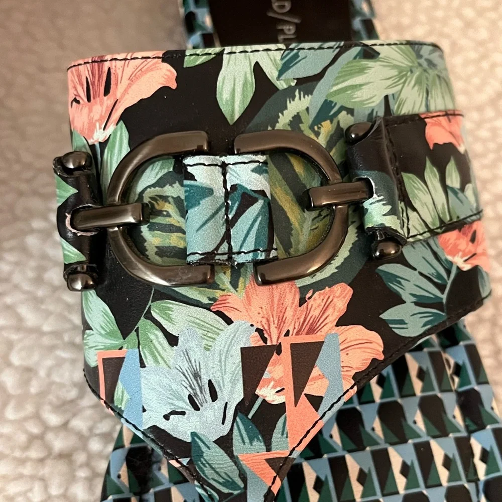 Donald Pliner Sandals - Picture 5 of 9